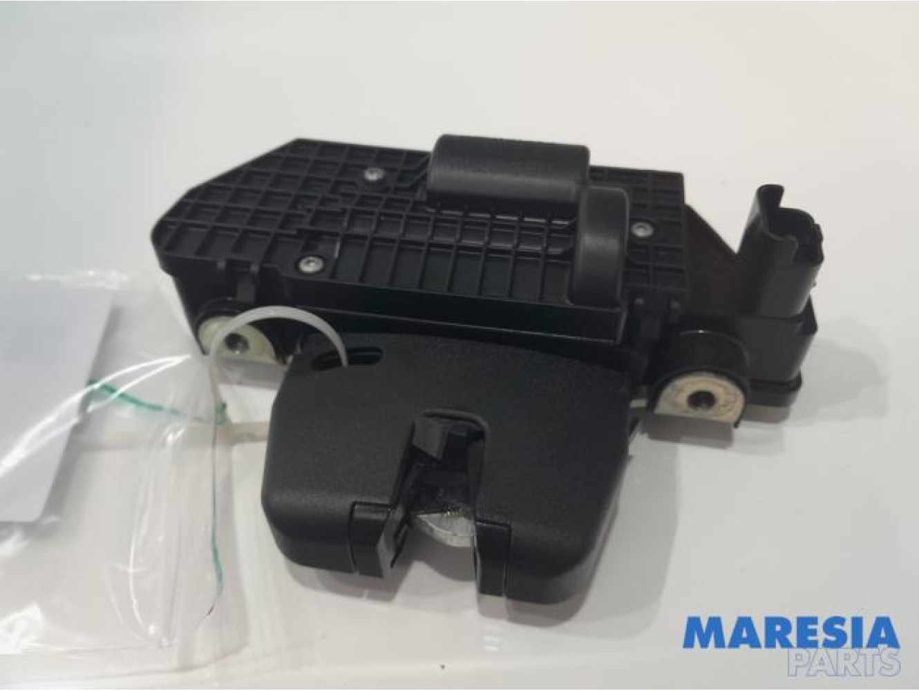 Peugeot - 208 - Tailgate lock mechanism