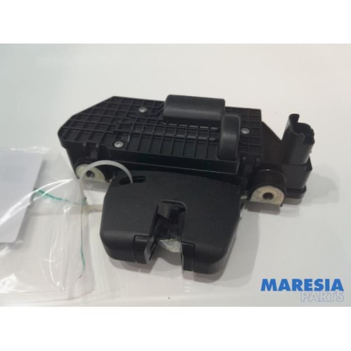 Peugeot - 208 - Tailgate lock mechanism
