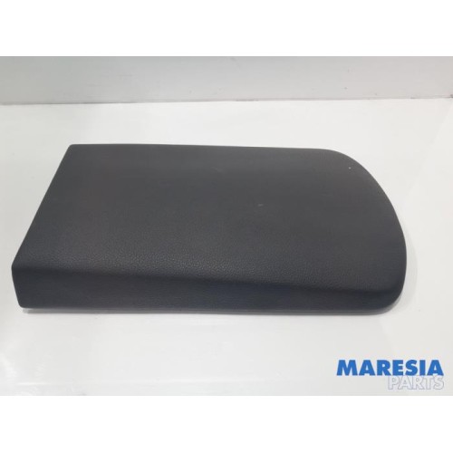 Peugeot - 3008 - Armrest