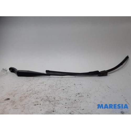 Peugeot - 208 - Front wiper arm