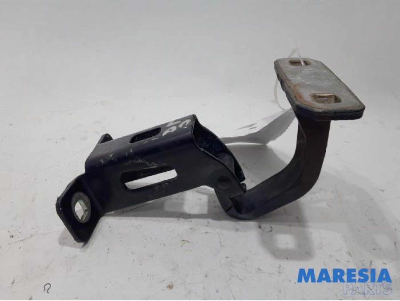 Dacia - Logan - Tailgate hinge
