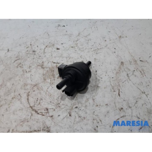 Renault - Clio - Vacuum valve