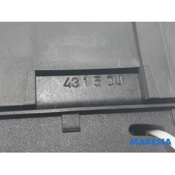 Peugeot - 308 - Tailgate lock mechanism