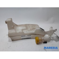 Renault - Clio - Front windscreen washer reservoir