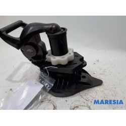 Renault - Clio - Spare wheel lift mechanism