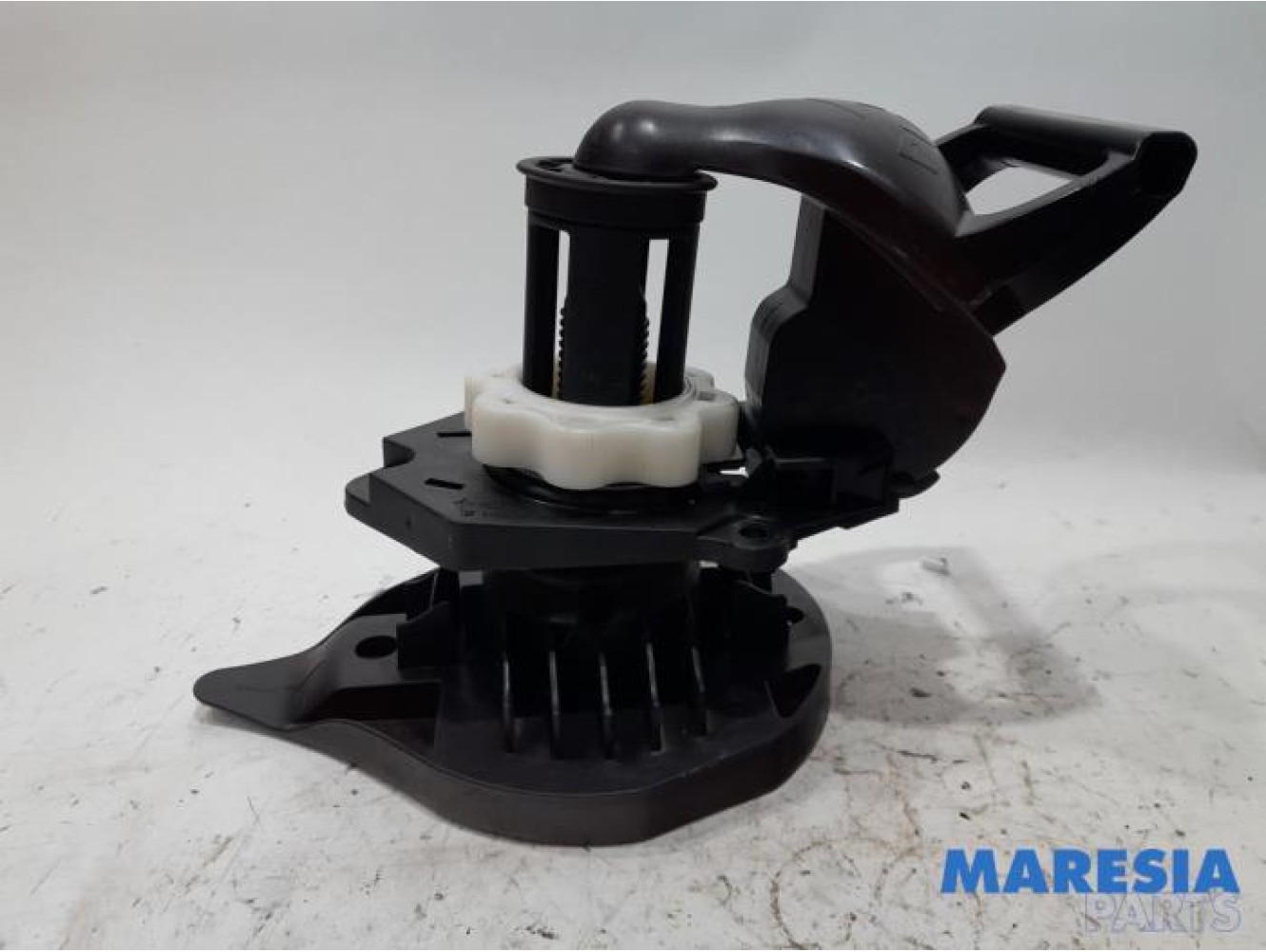 Renault - Clio - Spare wheel lift mechanism