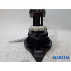 Renault - Clio - Spare wheel lift mechanism