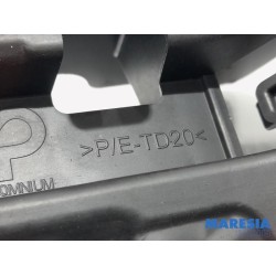 Renault - Clio - Rear bumper bracket central