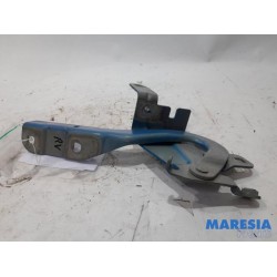 Renault - Clio - Bonnet Hinge