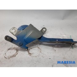 Renault - Clio - Bonnet Hinge