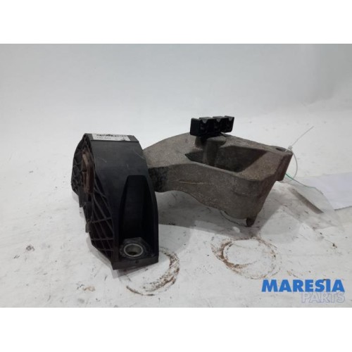 Renault - Clio - Engine mount