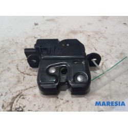 Renault - Captur - Tailgate lock mechanism