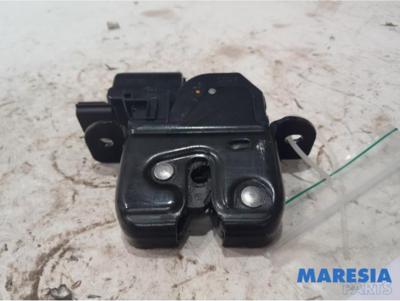 Renault - Captur - Tailgate lock mechanism