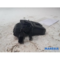 Renault - Captur - Tailgate lock mechanism