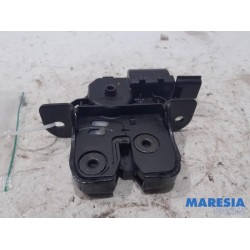 Renault - Captur - Tailgate lock mechanism