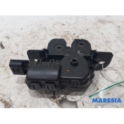 Renault - Captur - Tailgate lock mechanism