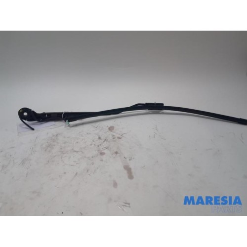 Citroen - C4 Cactus - Front wiper arm