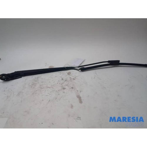 Citroen - C4 Cactus - Front wiper arm