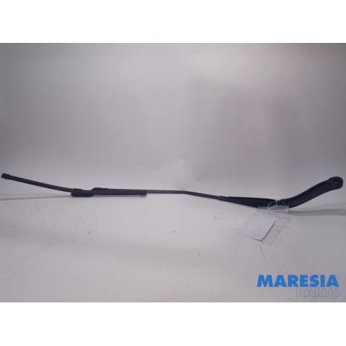 Renault - Trafic - Front wiper arm