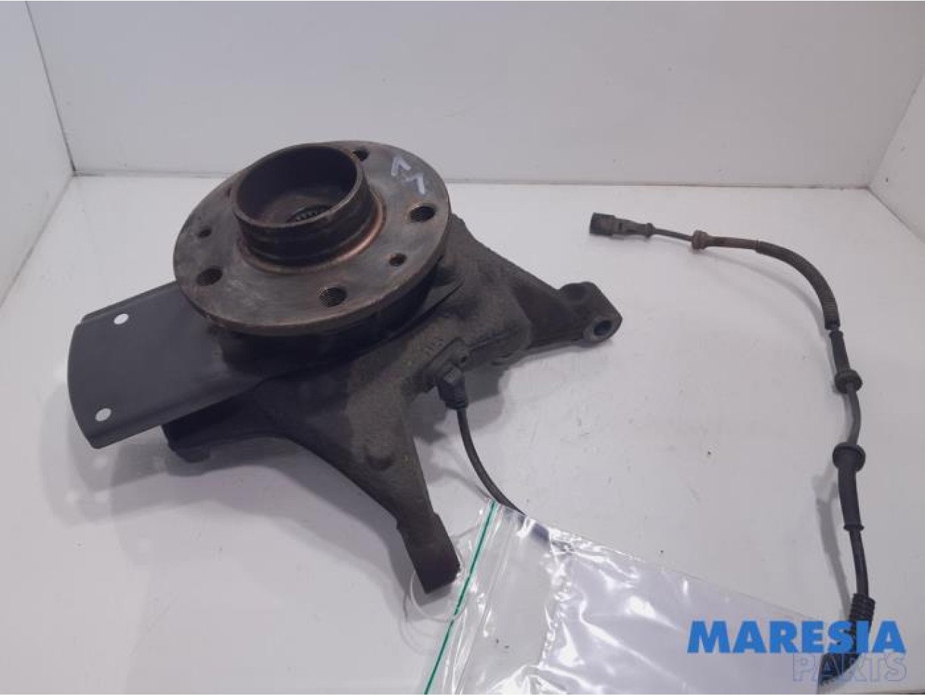 Renault - Trafic - Knuckle, front left