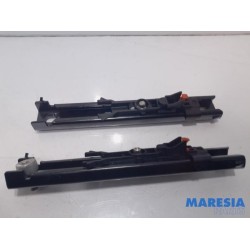 Peugeot - 2008 - Seatbelt guide