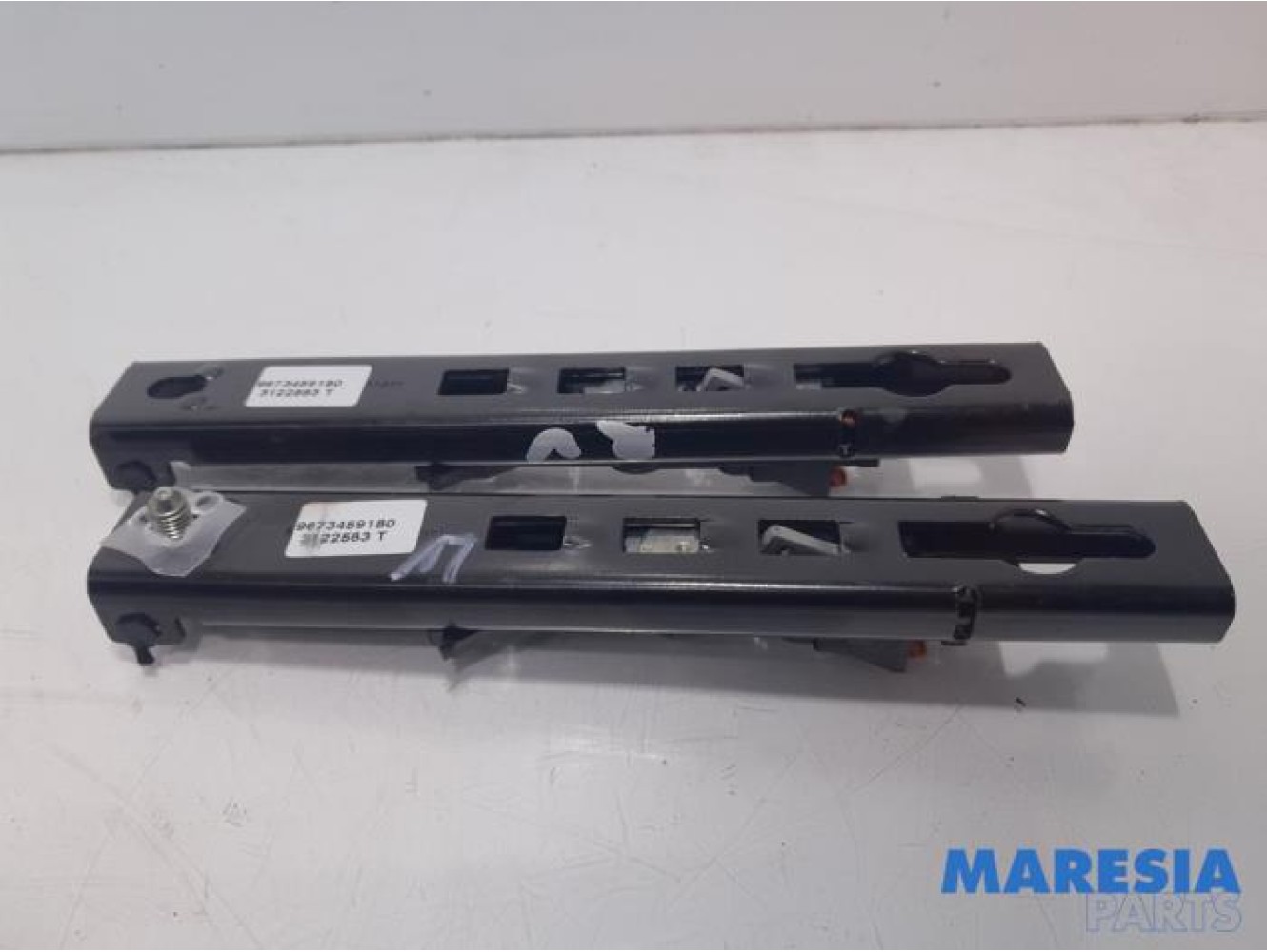 Peugeot - 2008 - Seatbelt guide