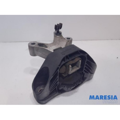 Renault - Captur - Engine mount