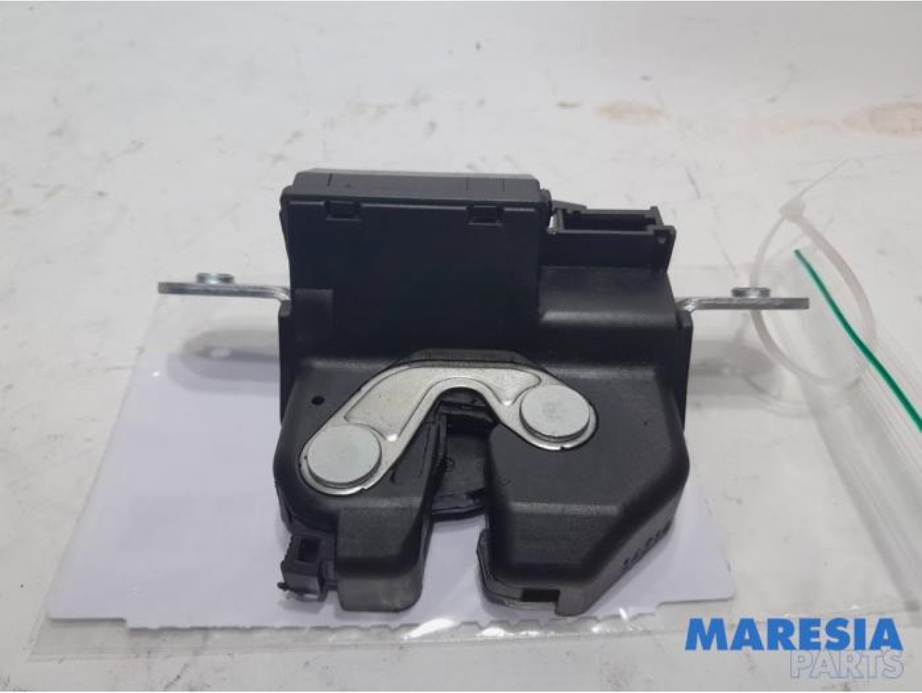 Fiat - 500 - Tailgate lock mechanism