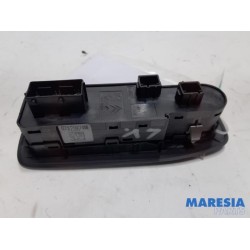 Peugeot - 208 - Multi-functional window switch