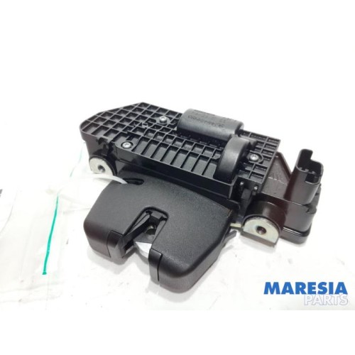 Peugeot - 208 - Tailgate lock mechanism