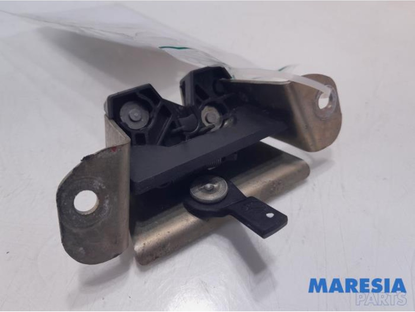 Peugeot - 107 - Tailgate lock mechanism