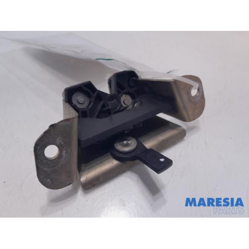 Peugeot - 107 - Tailgate lock mechanism