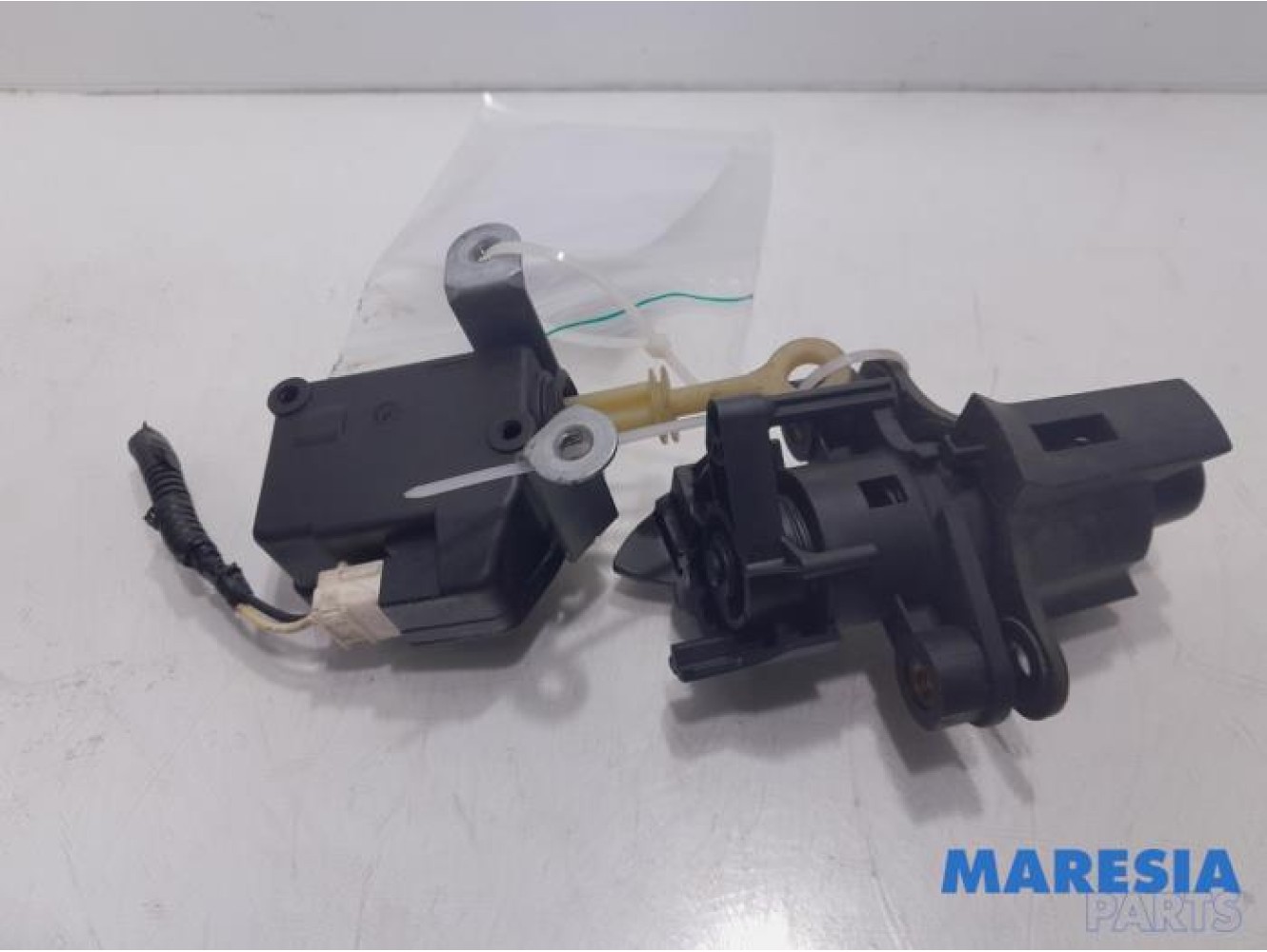 Peugeot - 107 - Tailgate lock mechanism