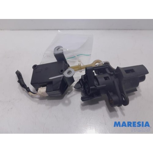Peugeot - 107 - Tailgate lock mechanism