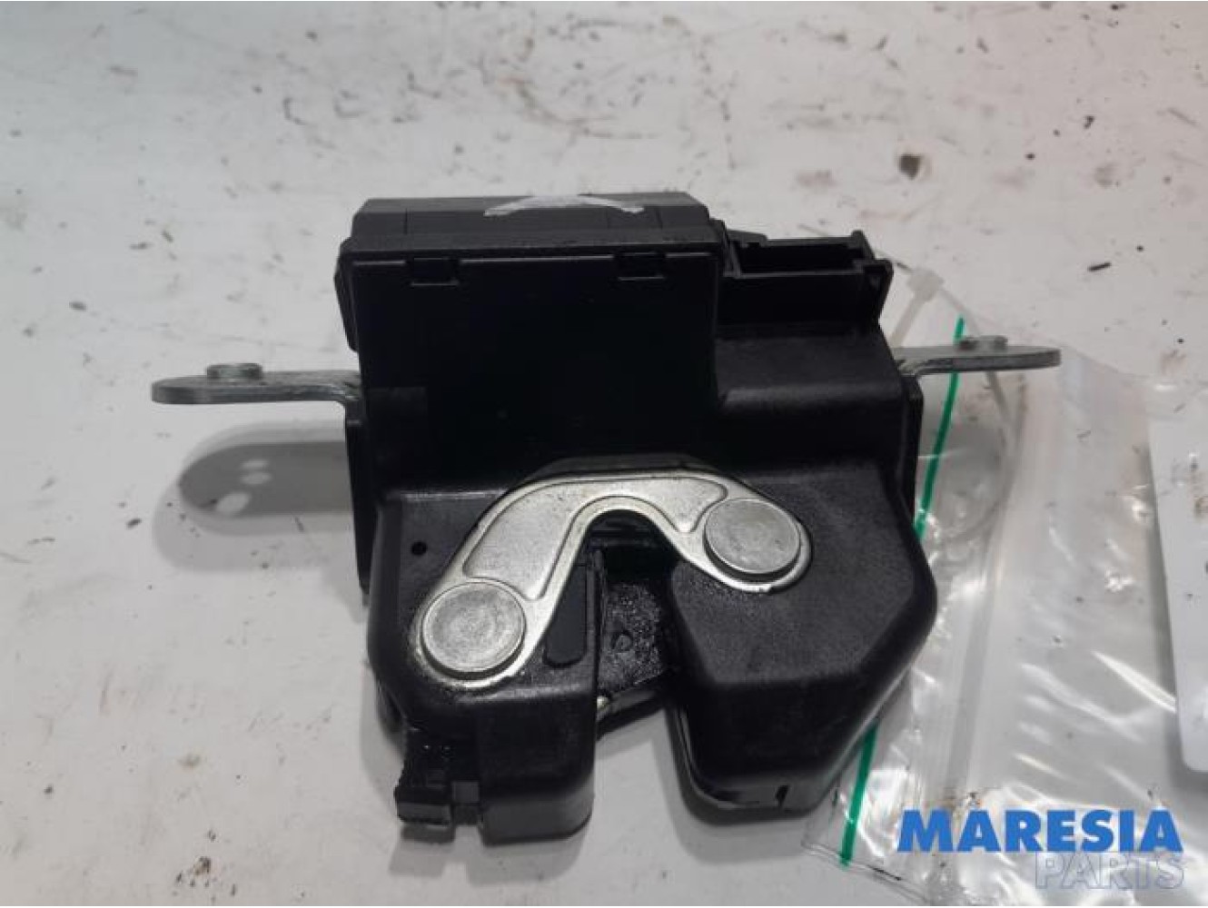 Fiat - 500 - Tailgate lock mechanism