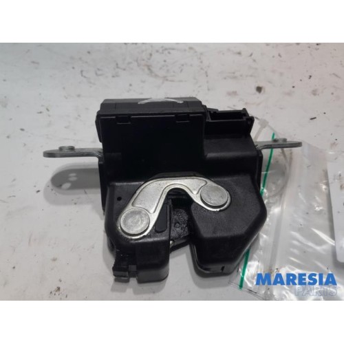 Fiat - 500 - Tailgate lock mechanism