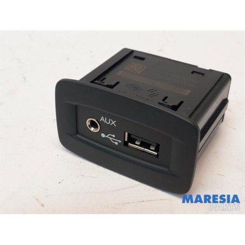 Renault - Scenic - AUX / USB connection