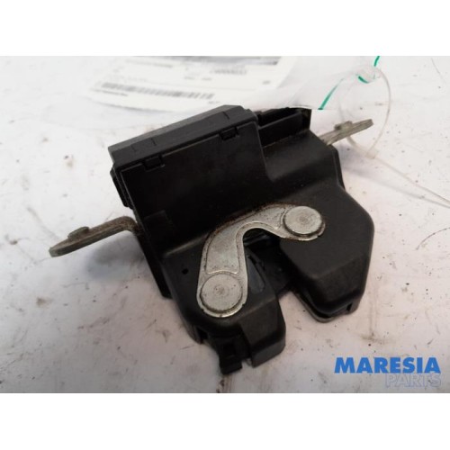 Fiat - 500 - Tailgate lock mechanism