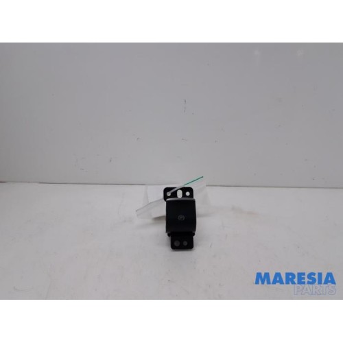 Alfa Romeo - Giulia - Parking brake switch