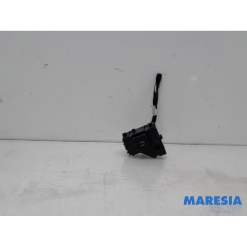 Alfa Romeo - Giulia - Tailgate switch