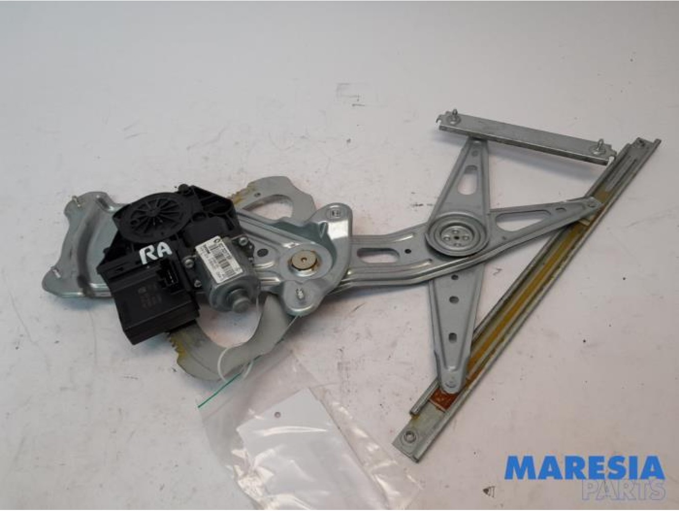 Renault - Scenic - Rear door window mechanism 4-door, right
