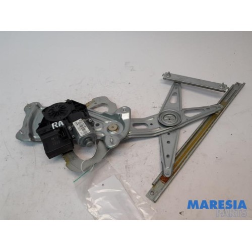 Renault - Scenic - Rear door window mechanism 4-door, right