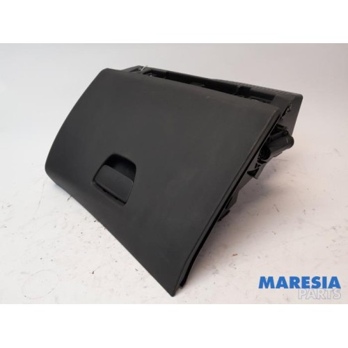 Peugeot - 208 - Glovebox