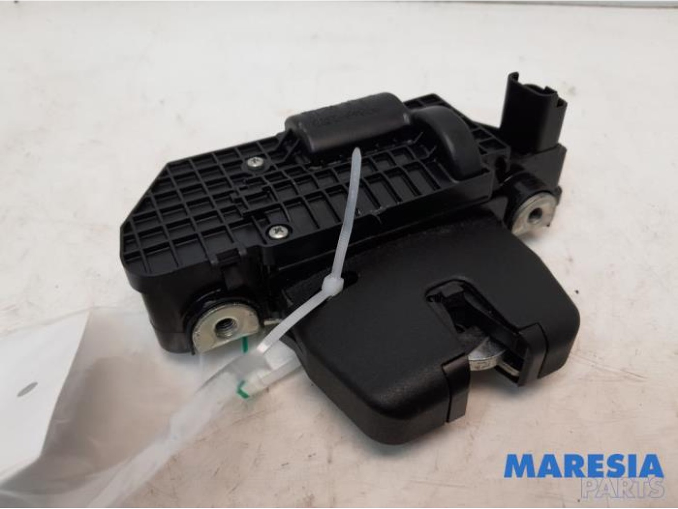 Peugeot - 208 - Tailgate lock mechanism
