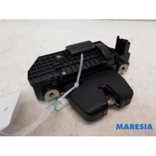 Peugeot - 208 - Tailgate lock mechanism