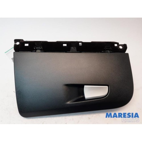 Alfa Romeo - Giulia - Glovebox