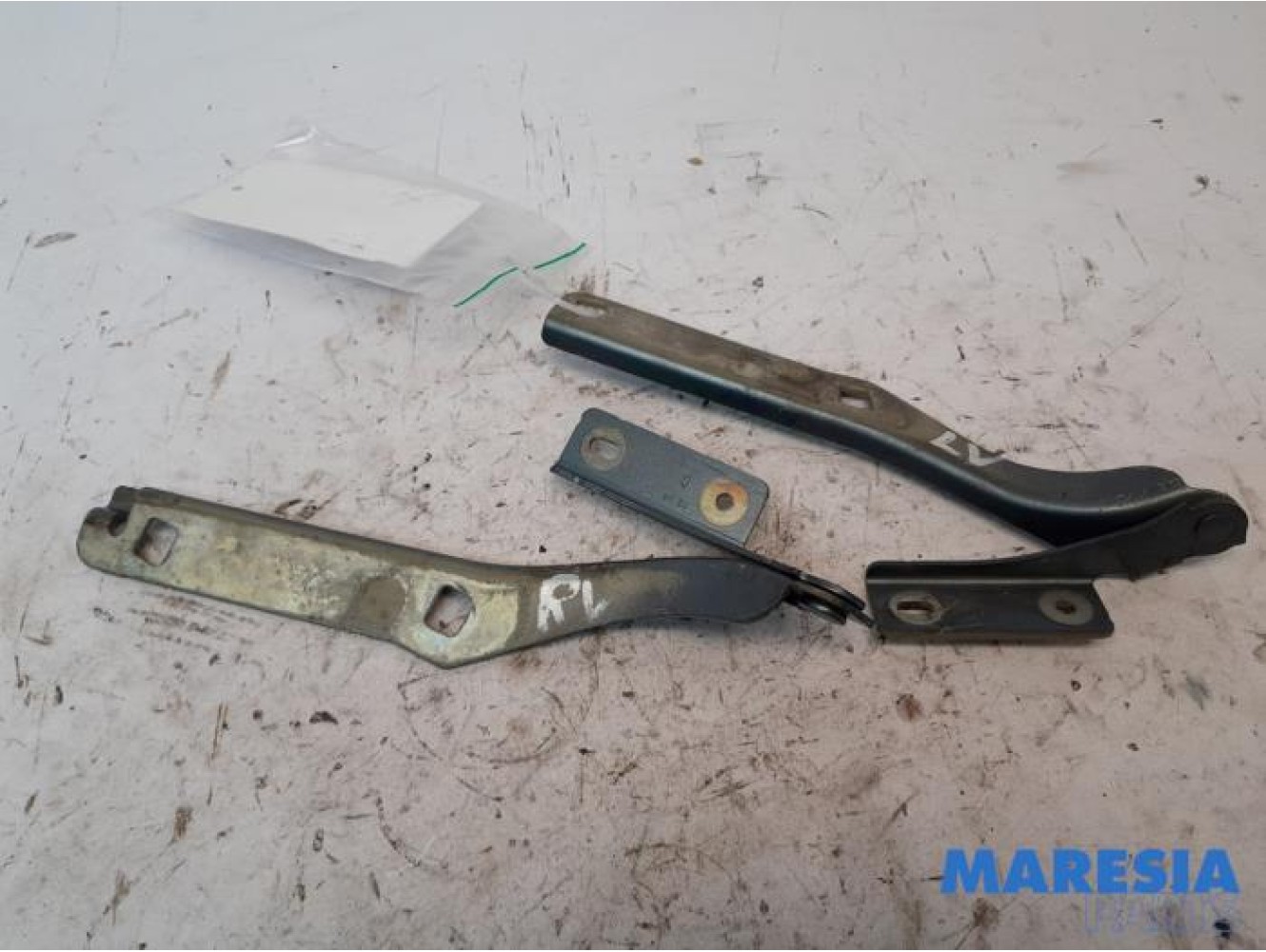 Citroen - Berlingo - Bonnet Hinge
