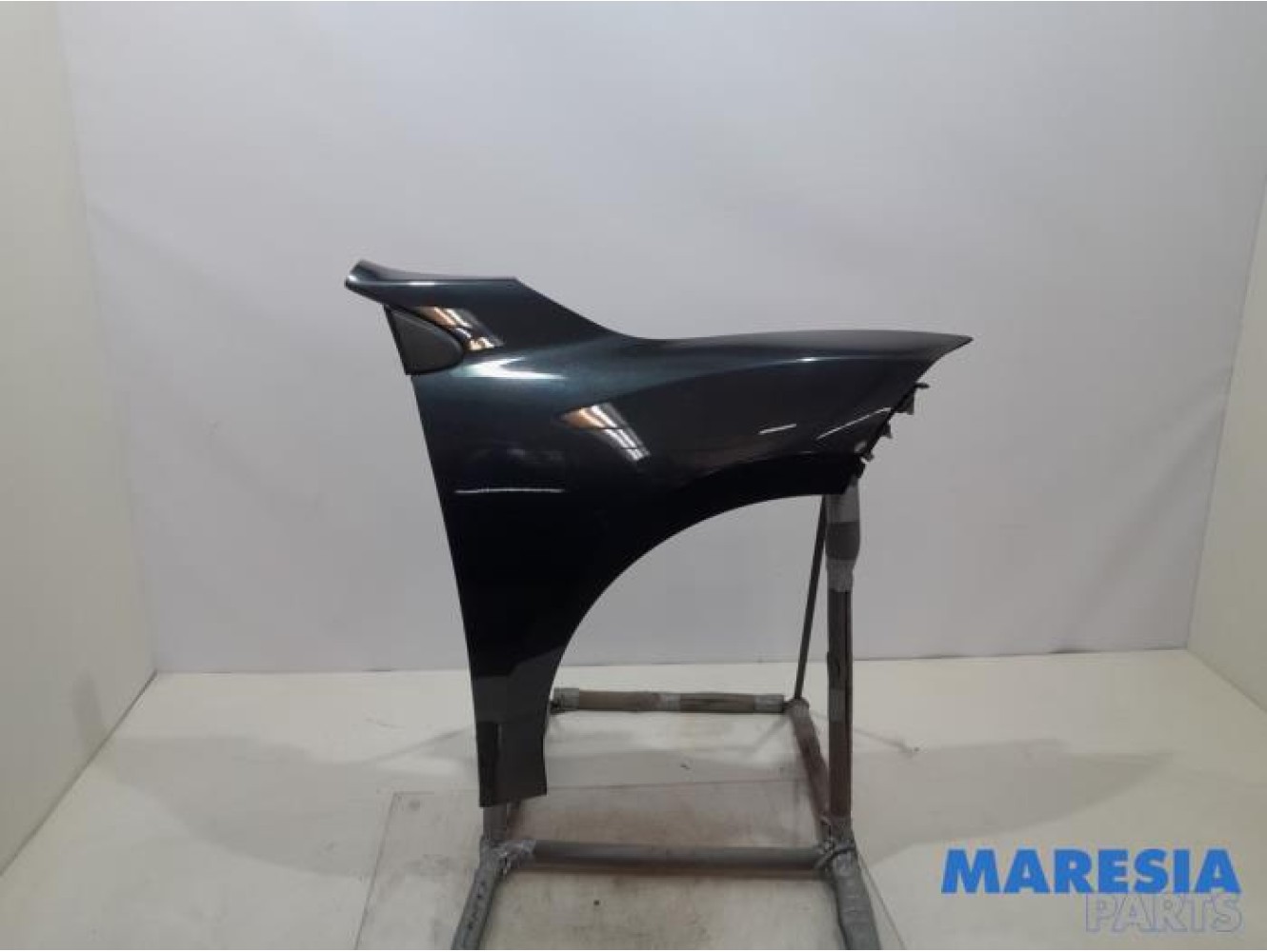 Renault - Megane - Front wing, right