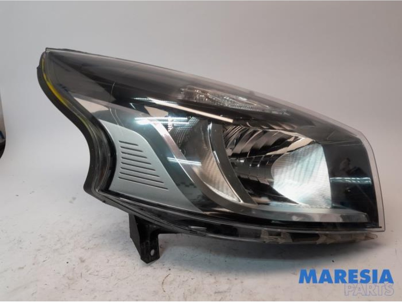 Renault - Trafic - Phare droit