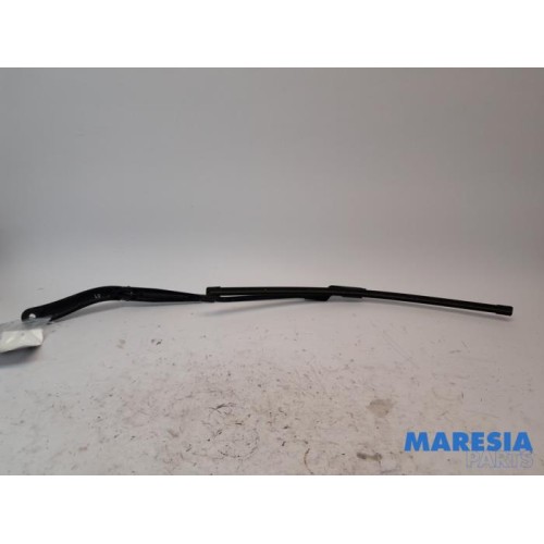 Renault - Trafic - Front wiper arm